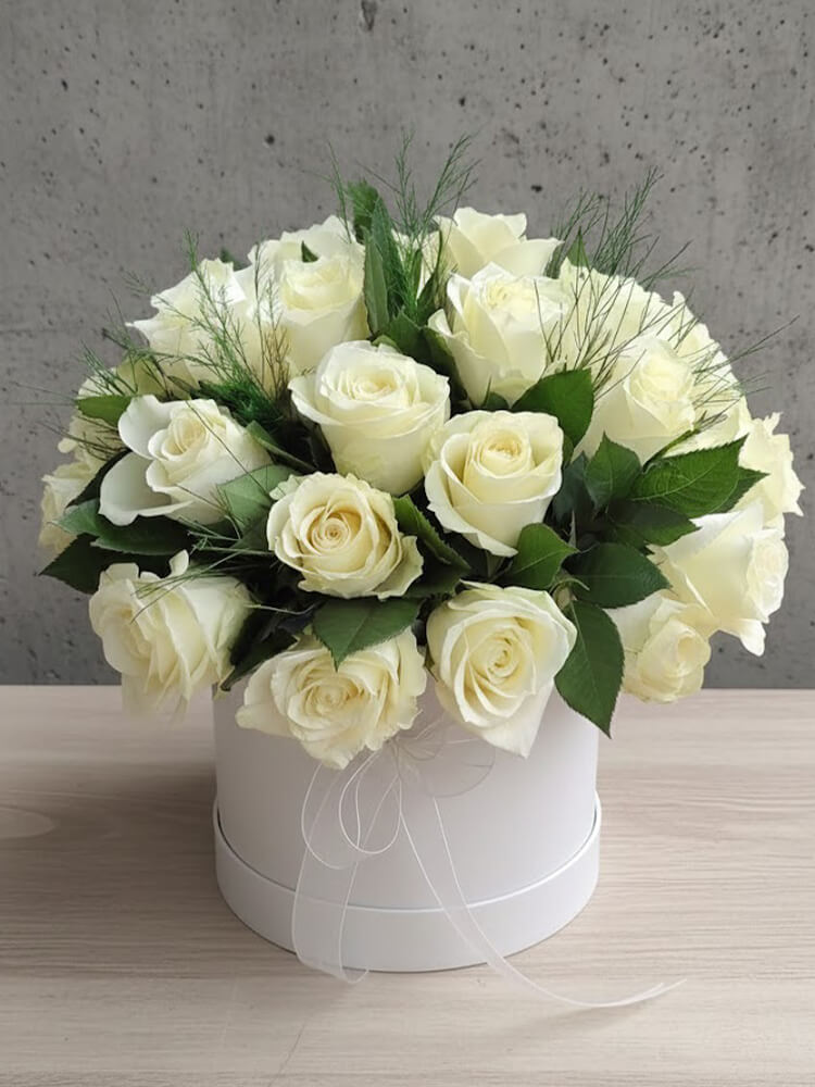 30 Beyaz Gül Kutusu (30 cm) – Kırmızı / Beyaz / Siyah Kutu