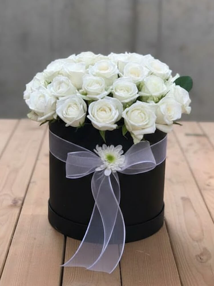 30 Beyaz Gül Kutusu (30 cm) – Kırmızı / Beyaz / Siyah Kutu