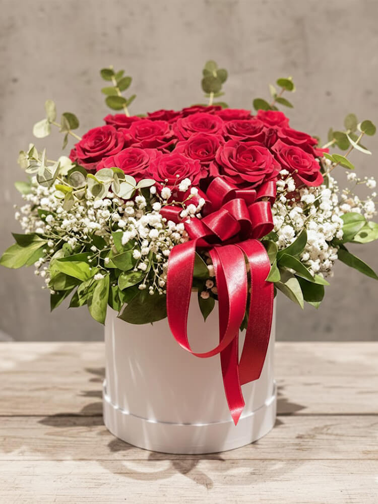 30 Kırmızı Gül Kutusu (30 cm) – Kırmızı / Beyaz / Siyah Kutu