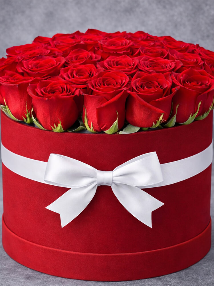30 Kırmızı Gül Kutusu (30 cm) – Kırmızı / Beyaz / Siyah Kutu