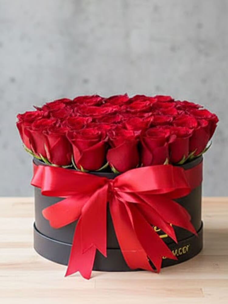 30 Kırmızı Gül Kutusu (30 cm) – Kırmızı / Beyaz / Siyah Kutu