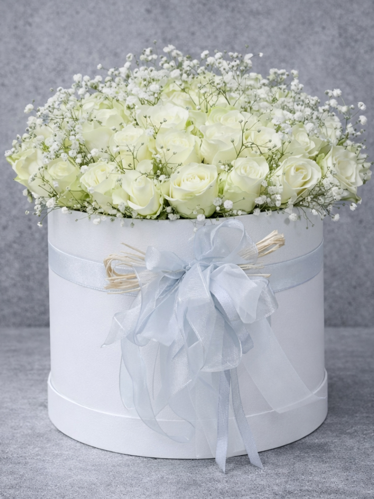 40 BEYAZ GÜL BEYAZ KUTUDA 40 Beyaz Gül Kutusu (35 cm) – Siyah / Kırmızı / Beyaz Kutu