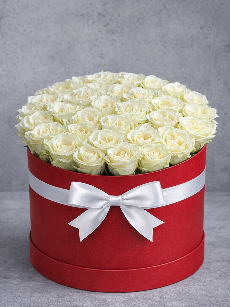 40 Beyaz Gül Kutusu (35 cm) – Siyah / Kırmızı / Beyaz Kutu