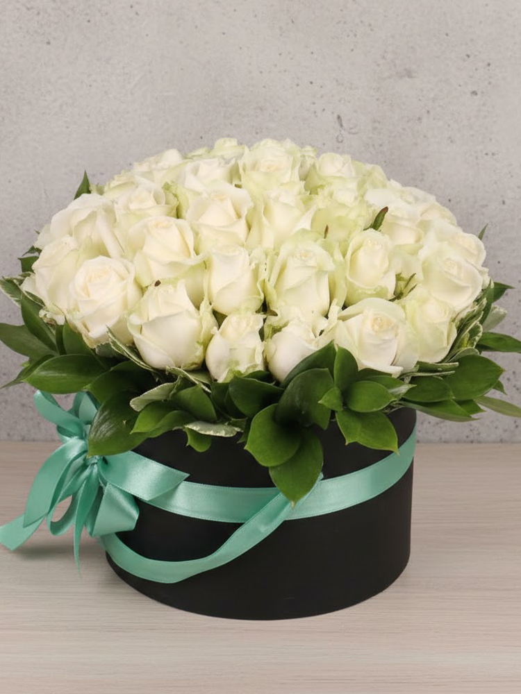 40 Beyaz Gül Kutusu (35 cm) – Siyah / Kırmızı / Beyaz Kutu
