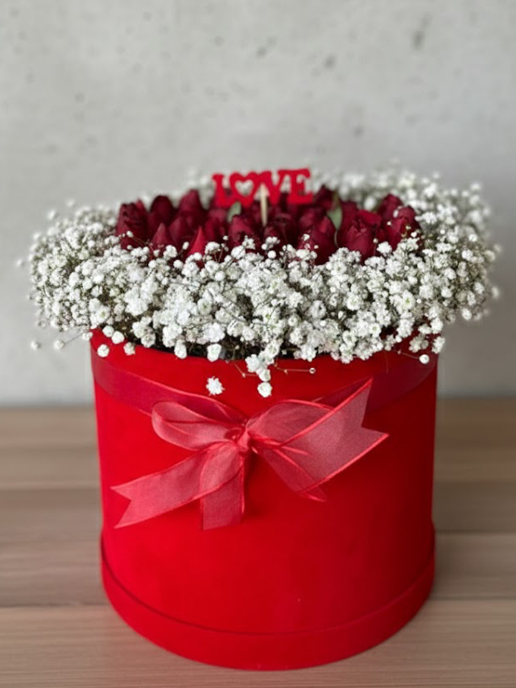 40 Kırmızı Gül Kutusu (35 cm) – Siyah / Beyaz / Kırmızı Kutu