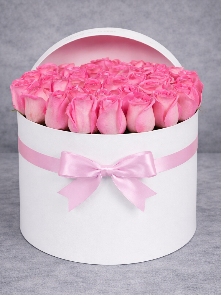 40 PEMBE GÜL BEYAZ KUTUDA 40 Pembe Gül Kutusu (35 cm) – Siyah / Kırmızı / Beyaz Kutu