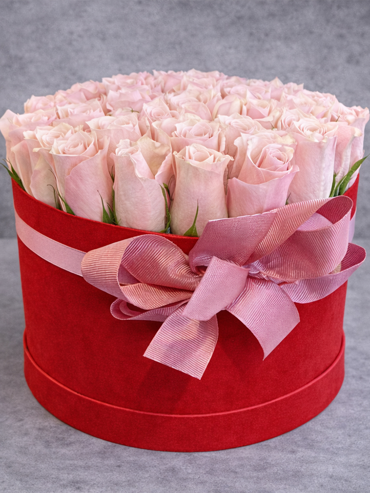 40 PEMBE GÜL KIRMIZI KUTUDA 40 Pembe Gül Kutusu (35 cm) – Siyah / Kırmızı / Beyaz Kutu
