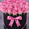 40 PEMBE GÜL SİYAH KUTUDA 40 Pembe Gül Kutusu (35 cm) – Siyah / Kırmızı / Beyaz Kutu