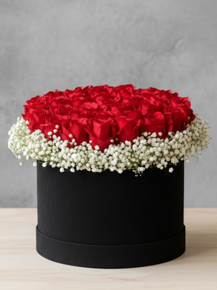 50 Kırmızı Gül Kutusu (40 cm) – Siyah / Kırmızı / Beyaz Kutu